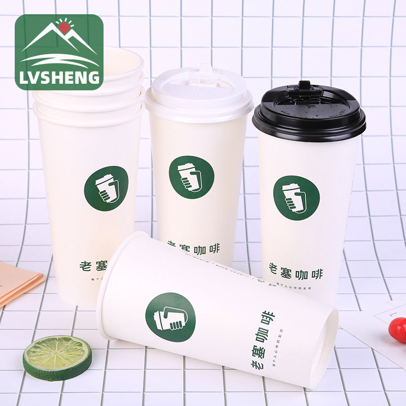 中にお茶が入ったインスタント紙コップ